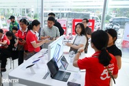 Nhiều thuê bao bị khóa một chiều, người dân tấp nập đi xác thực SIM