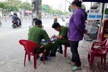 TPHCM: 3 người dân bất ngờ bị đâm giữa đường