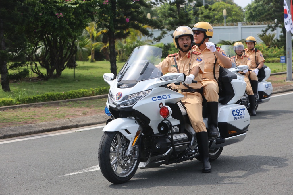 Dùng dàn siêu mô tô mới để dẫn đoàn Tổng thống Hàn Quốc thăm Việt Nam - 2 Dùng dàn siêu mô tô mới để dẫn đoàn Tổng thống Hàn Quốc thăm Việt Nam - 2