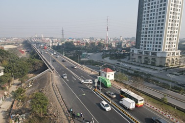 Thót tim với cảnh xe ôtô quay đầu trên làn tốc độ cao ở cầu Thăng Long