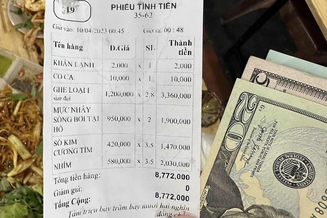 Thấy gì từ vụ ồn ào 3 du khách ăn hết 12kg hải sản? - 1 Thấy gì từ vụ ồn ào 3 du khách ăn hết 12kg hải sản? - 1