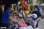 "Phiên chợ 0 đồng" mang niềm vui Tết đến với học sinh nghèo vùng bãi ngang