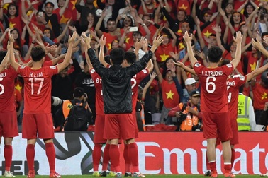 Đội tuyển Việt Nam xả trại, ăn nhà hàng Hàn Quốc chờ vé đi tiếp