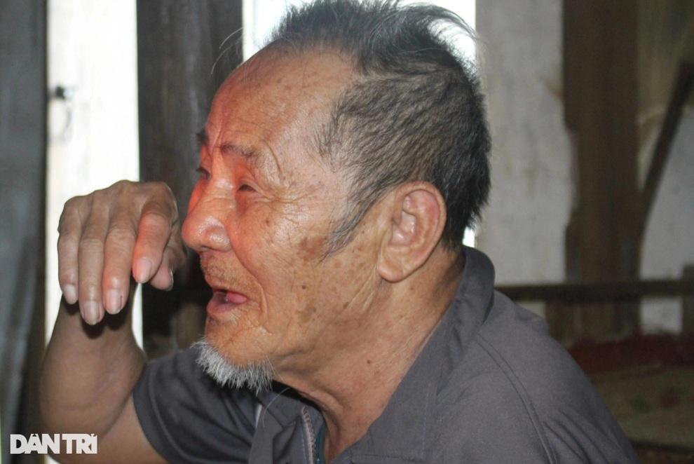 Nhói lòng cảnh người cha mù chăm con gái tâm thần trong cơ cực - 2 Nhói lòng cảnh người cha mù chăm con gái tâm thần trong cơ cực - 2