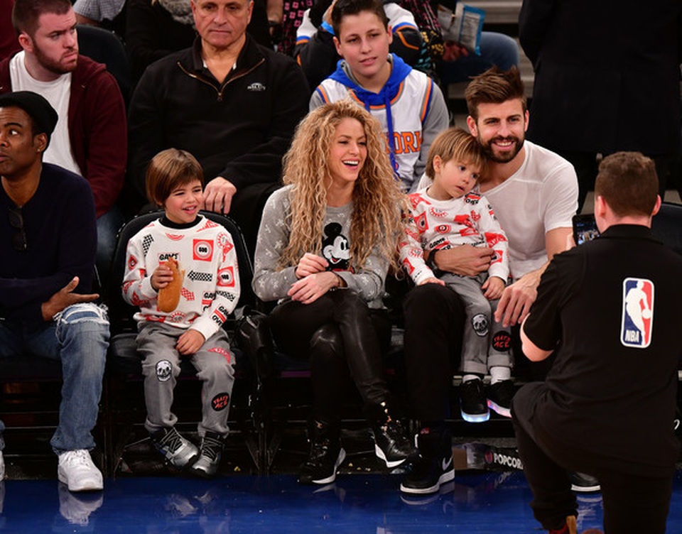 Shakira nắm tay phi công trẻ Gerard Piqué đi mua sắm - 6 Shakira nắm tay phi công trẻ Gerard Piqué đi mua sắm - 6