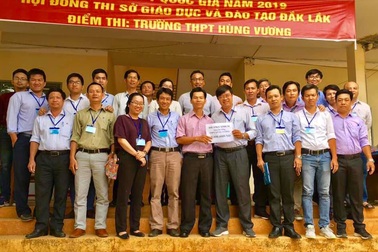 Cán bộ coi thi gom tiền tặng luôn học bổng cho học sinh nghèo