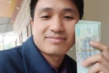 Cán bộ xã nhặt được hơn 70 triệu đồng tìm trả lại cho người đánh mất