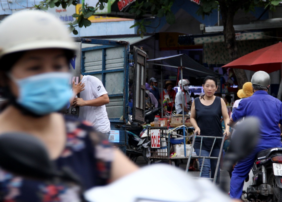Đà Nẵng: Nhiều người quên mang khẩu trang nơi công cộng - 4 Đà Nẵng: Nhiều người quên mang khẩu trang nơi công cộng - 4