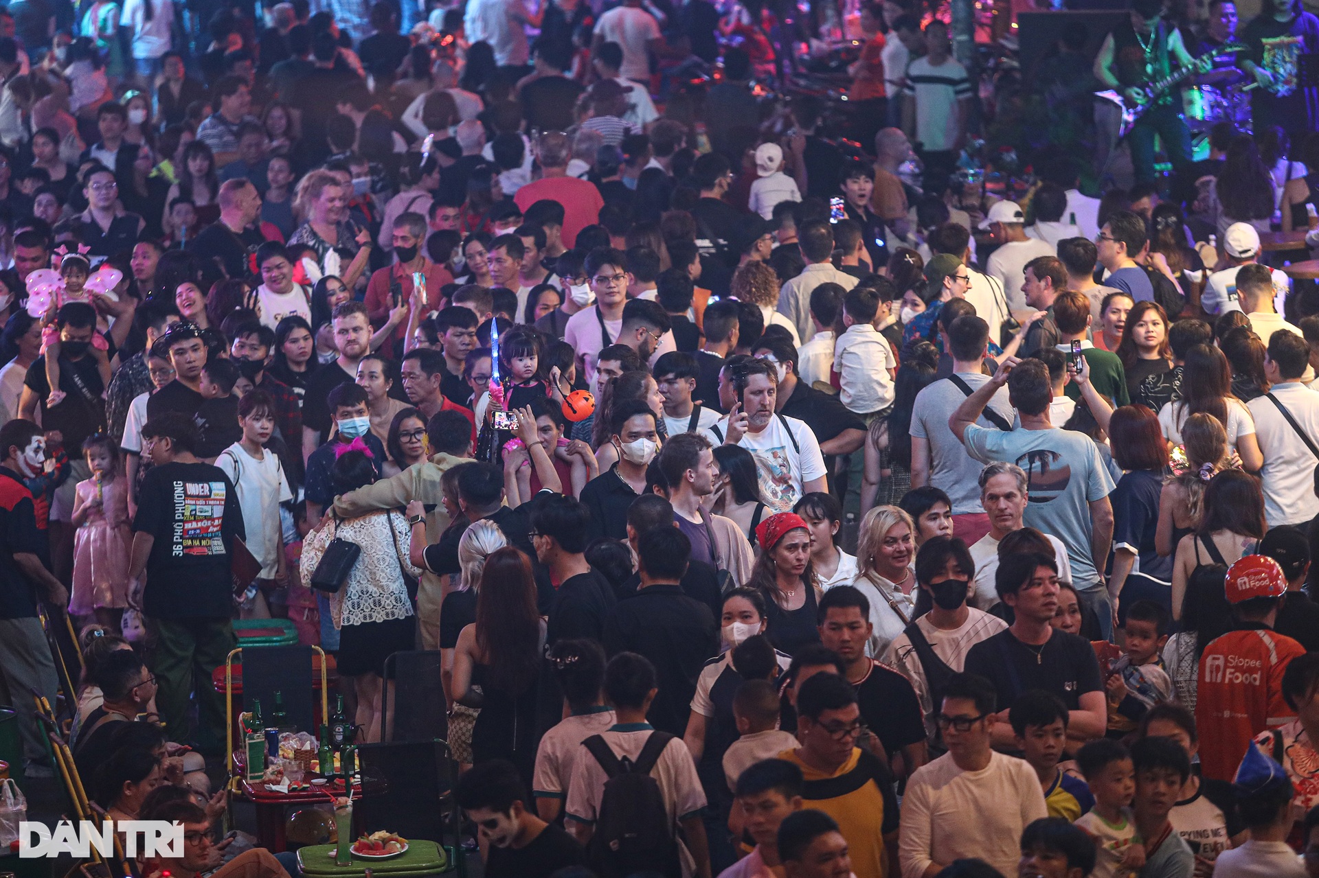 Phố Tây Bùi Viện đông nghẹt người trong đêm Halloween - 7 Phố Tây Bùi Viện đông nghẹt người trong đêm Halloween - 7