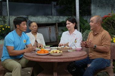 Chàng công nhân quên cả hạnh phúc riêng hết lòng vì lớp học xóa mù chữ