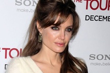 Angelina Jolie tắm cũng không được “yên”