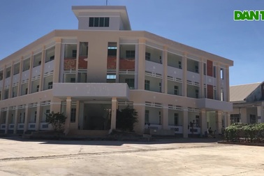 Công nhân trở lại thi công tại trường nghề 60 tỷ đồng bị bỏ hoang