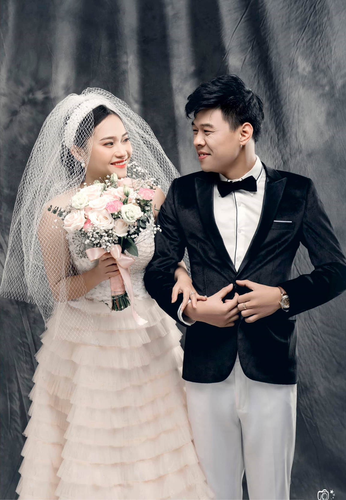Bà xã Trung Ruồi tiết lộ: 3 năm yêu nhau, chúng tôi liên tục cãi vã - 1 Bà xã Trung Ruồi tiết lộ: 3 năm yêu nhau, chúng tôi liên tục cãi vã - 1