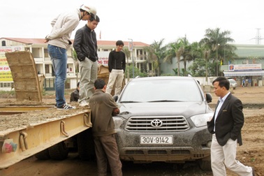 Tài xế mải nghe điện thoại, rơ moóc ủi xe con