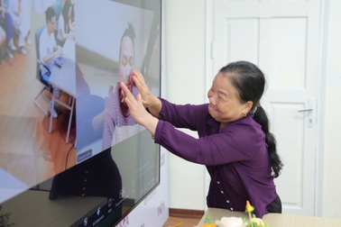 Đạo diễn Pháp gặp mẹ Việt: "Mẹ đừng khóc, dành nụ cười ngày hội ngộ"