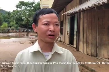 Thầy Nguyễn Trung Huấn, Hiệu trưởng Trường Phổ thông dân tộc Nội trú THCS Nà Ớt - huyện Mai Sơn - Sơn La chia sẻ giây phút kinh hoàng khi lũ dâng