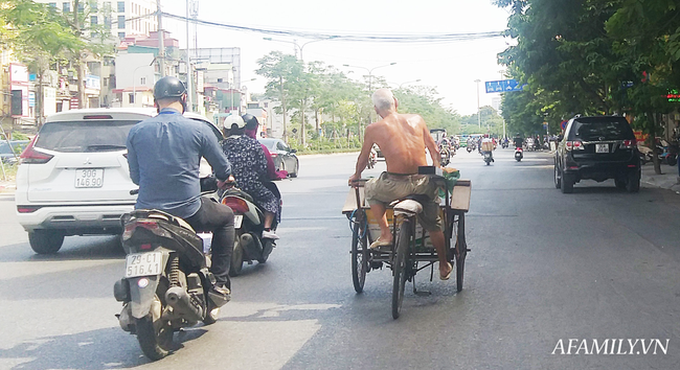 "Dị nhân" quanh năm cởi trần đạp xích lô tiếp tục xuất hiện dưới cái nóng 40 độ ở Hà Nội - Ảnh 6. "Dị nhân" quanh năm cởi trần đạp xích lô tiếp tục xuất hiện dưới cái nóng 40 độ ở Hà Nội - Ảnh 6.