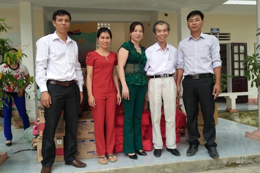 Quỹ Nhân ái cứu trợ lũ lụt đến với các em học sinh trường Tiểu học Đức Giang