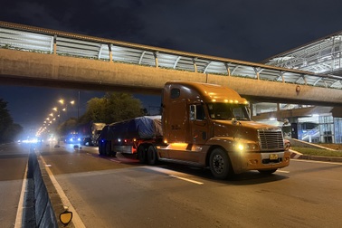 Thanh niên rơi từ cầu bộ hành ga metro, lọt xuống gầm xe đầu kéo ở TPHCM