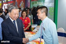 Tổng Bí thư Tô Lâm tham quan gian trưng bày báo Dân trí ở Hội Báo toàn quốc