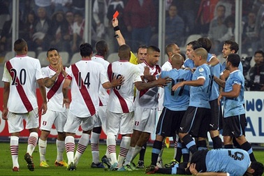 Luis Suarez tiếp tục bị công kích vì thói ăn vạ