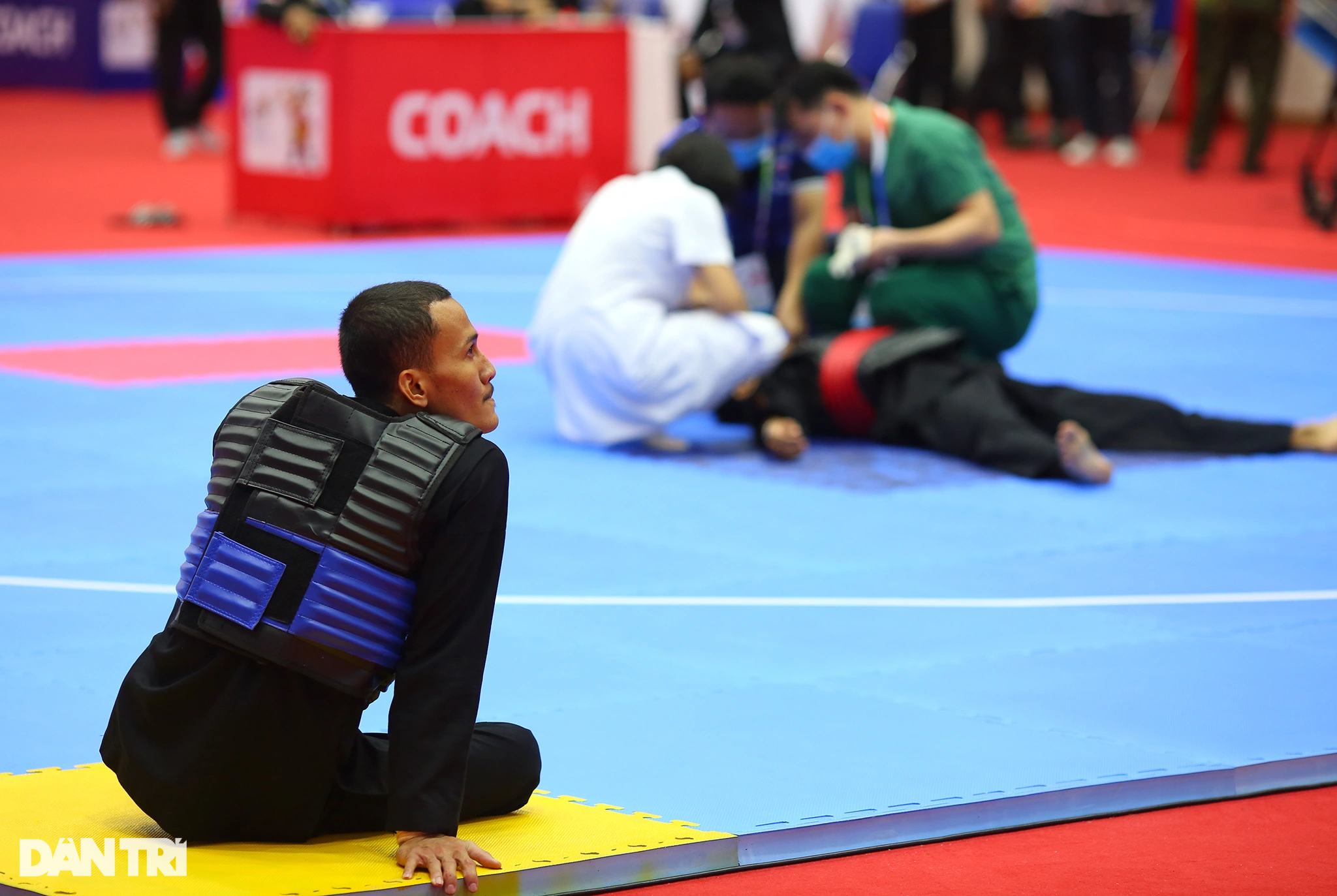 Nhiều VĐV chấn thương, nằm cáng rời sân trong ngày cuối thi Pencak Silat - 11 Nhiều VĐV chấn thương, nằm cáng rời sân trong ngày cuối thi Pencak Silat - 11
