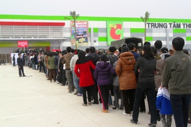 Siêu thị BigC phải tạm thời đóng cửa vì... khách quá đông  