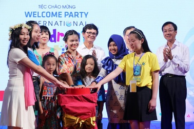 Thiếu nhi quốc tế háo hức giới thiệu về đất nước mình ở Nha Trang