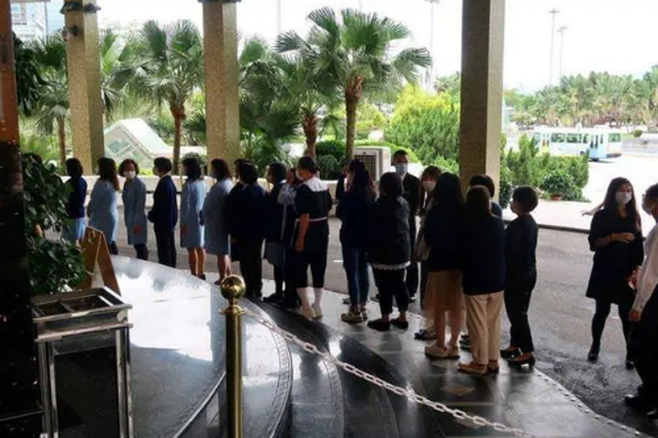 Siêu mẫu Hề Mộng Dao xuất hiện cùng chồng trong tang lễ “vua sòng bạc” - 7 Siêu mẫu Hề Mộng Dao xuất hiện cùng chồng trong tang lễ “vua sòng bạc” - 7