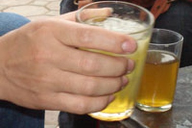 Quán giải khát phớt lờ lệnh cấm đá cây