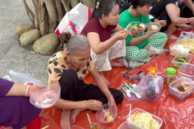 Đại gia đình ở TPHCM đi du lịch, mang đồ ăn trải bạt để ăn uống