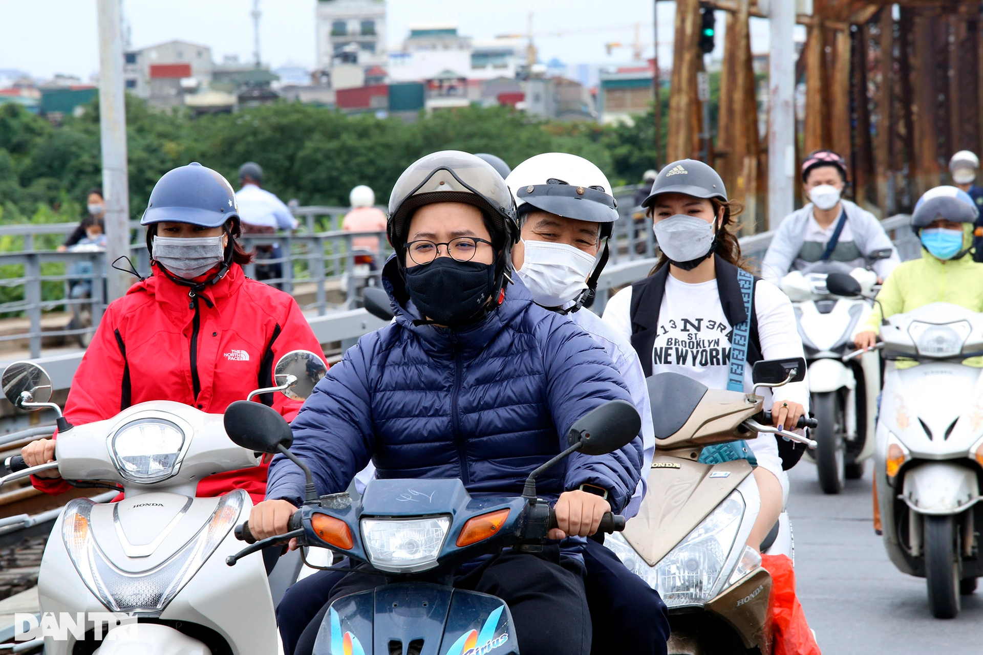 Người dân mặc áo phao ra đường giữa tháng 5 mùa hoa phượng nở đỏ rực - 9