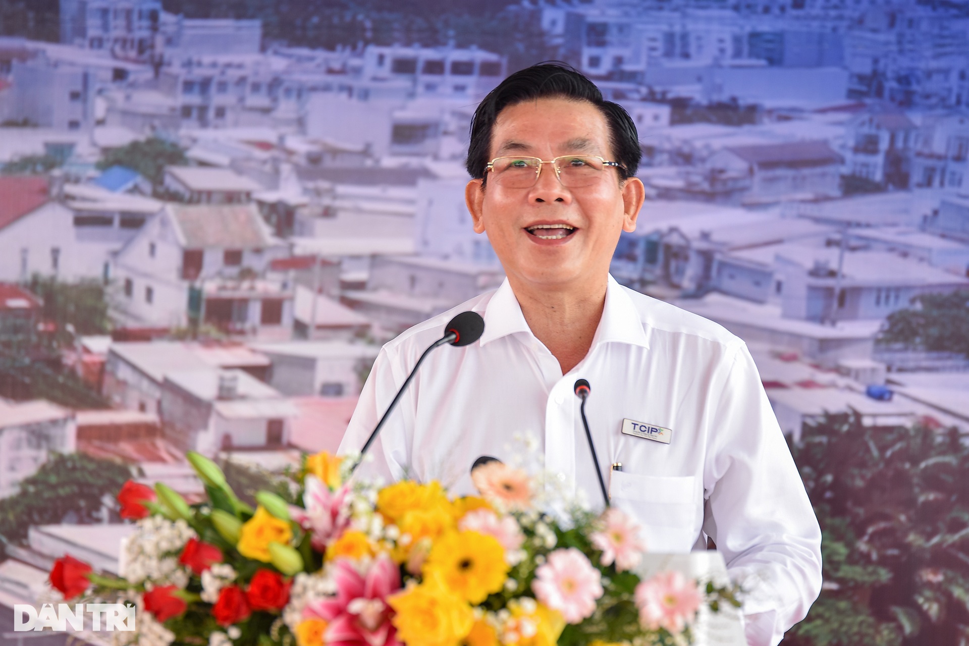 Người dân trên dưới cầu tươi như hoa khi cầu Long Kiểng thông xe - 3 Người dân trên dưới cầu tươi như hoa khi cầu Long Kiểng thông xe - 3