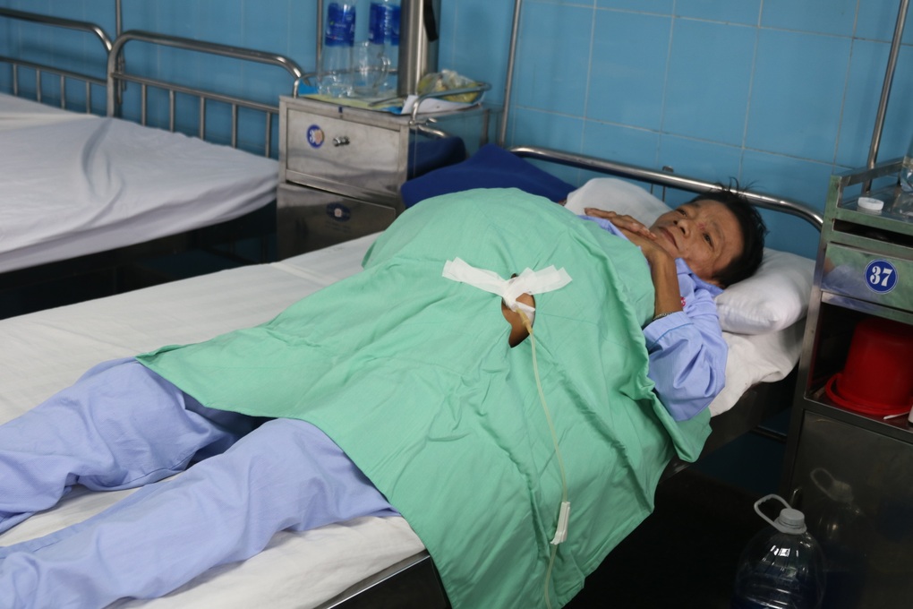 Người đàn ông xơ gan nuôi mẹ già con thơ được giúp đỡ hơn 180 triệu đồng - 2 Người đàn ông xơ gan nuôi mẹ già con thơ được giúp đỡ hơn 180 triệu đồng - 2