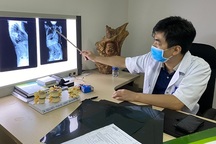 Mắc hội chứng hiếm gặp, bé gái Hà Nội có cột sống cong như chữ S