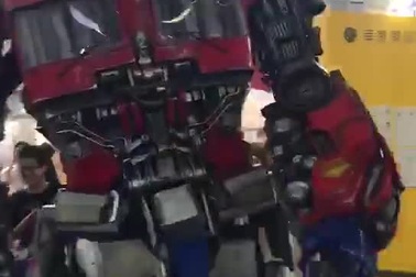 Ngỡ ngàng bộ trang phục robot giống y như thật