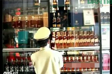 Rượu ngoại giả giá bèo lên kệ giá hàng chục triệu đồng