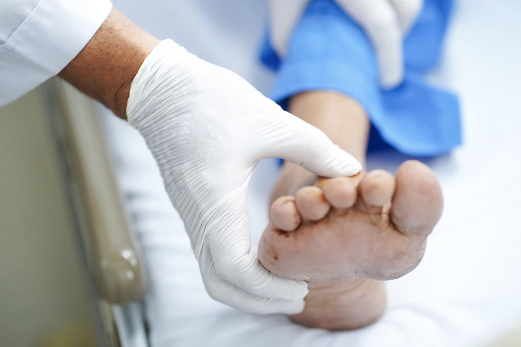 Bất ngờ va phải cửa ô tô đang mở trên đường, thầy giáo đảo lộn cuộc sống - 1 Bất ngờ va phải cửa ô tô đang mở trên đường, thầy giáo đảo lộn cuộc sống - 1