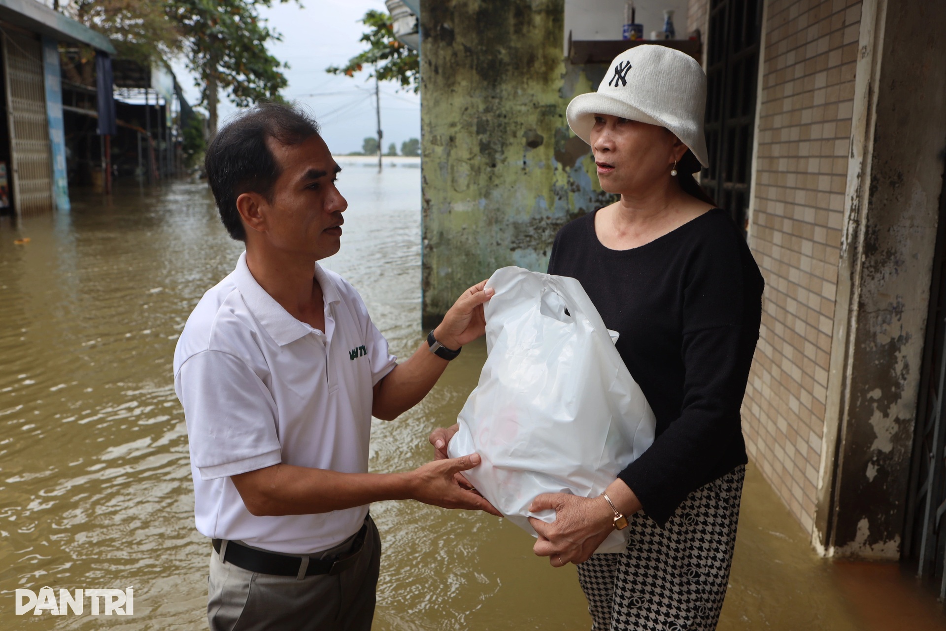 Báo Dân trí ngày đêm mang túi an sinh đến với cư dân vùng lũ ở ngã ba sông - 11 Báo Dân trí ngày đêm mang túi an sinh đến với cư dân vùng lũ ở ngã ba sông - 11