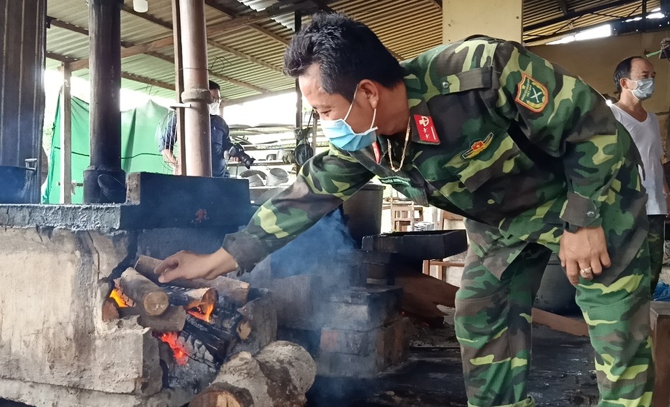 Áo chiến sĩ đẫm mồ hôi cho những suất cơm nghĩa tình trong khu cách ly - 2 Áo chiến sĩ đẫm mồ hôi cho những suất cơm nghĩa tình trong khu cách ly - 2
