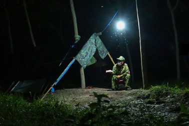 Trắng đêm giữa rừng làm "tường lửa" chống dịch ở biên giới Tây Nam