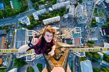 Leo nóc tòa nhà chọc trời - trào lưu "câu view" mặc kệ tù tội hay cái chết