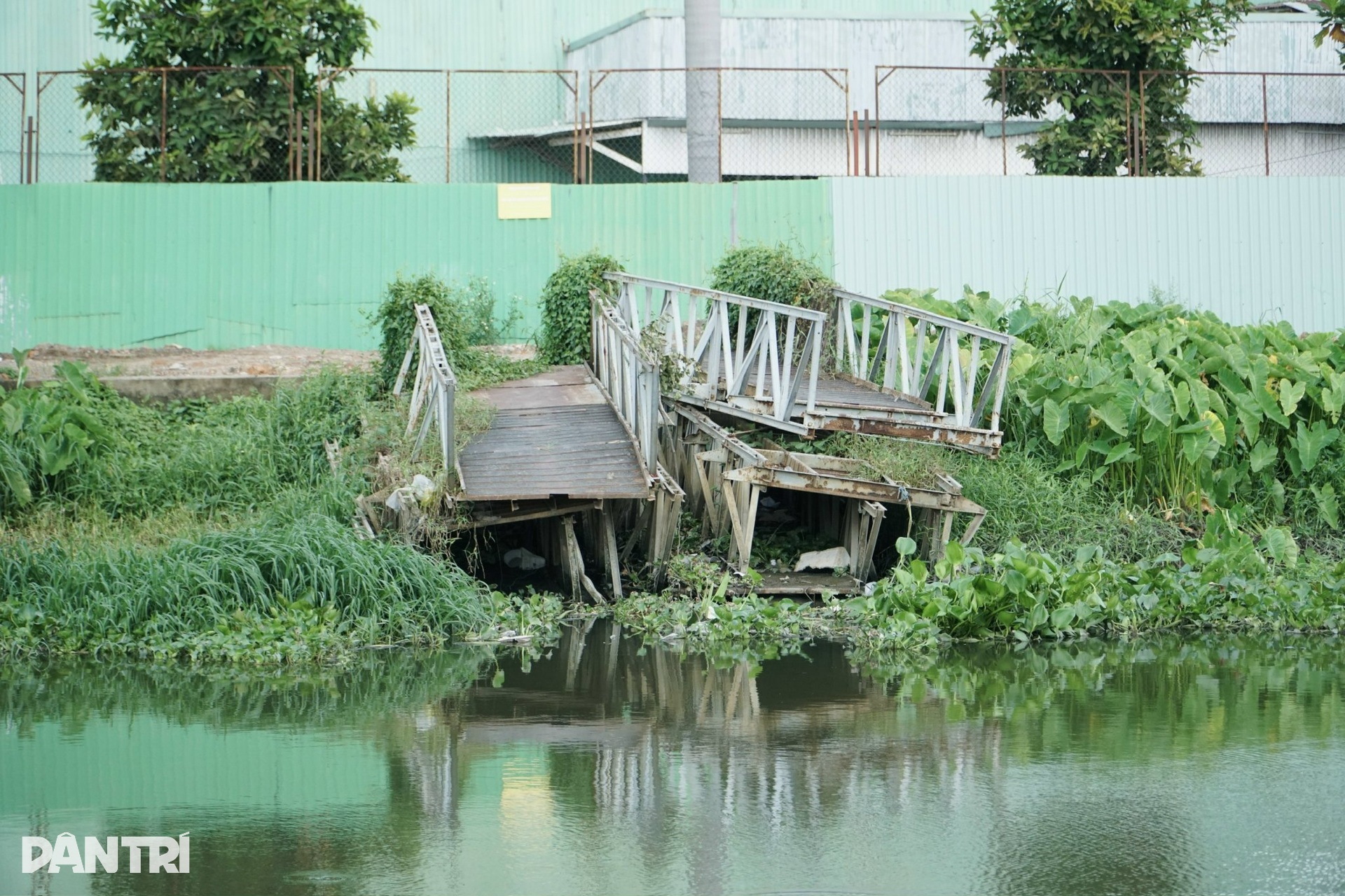 Bốn cây cầu bị nước cuốn trôi hết 3 cây, người dân ở TPHCM đi lại ra sao - 9 Bốn cây cầu bị nước cuốn trôi hết 3 cây, người dân ở TPHCM đi lại ra sao - 9