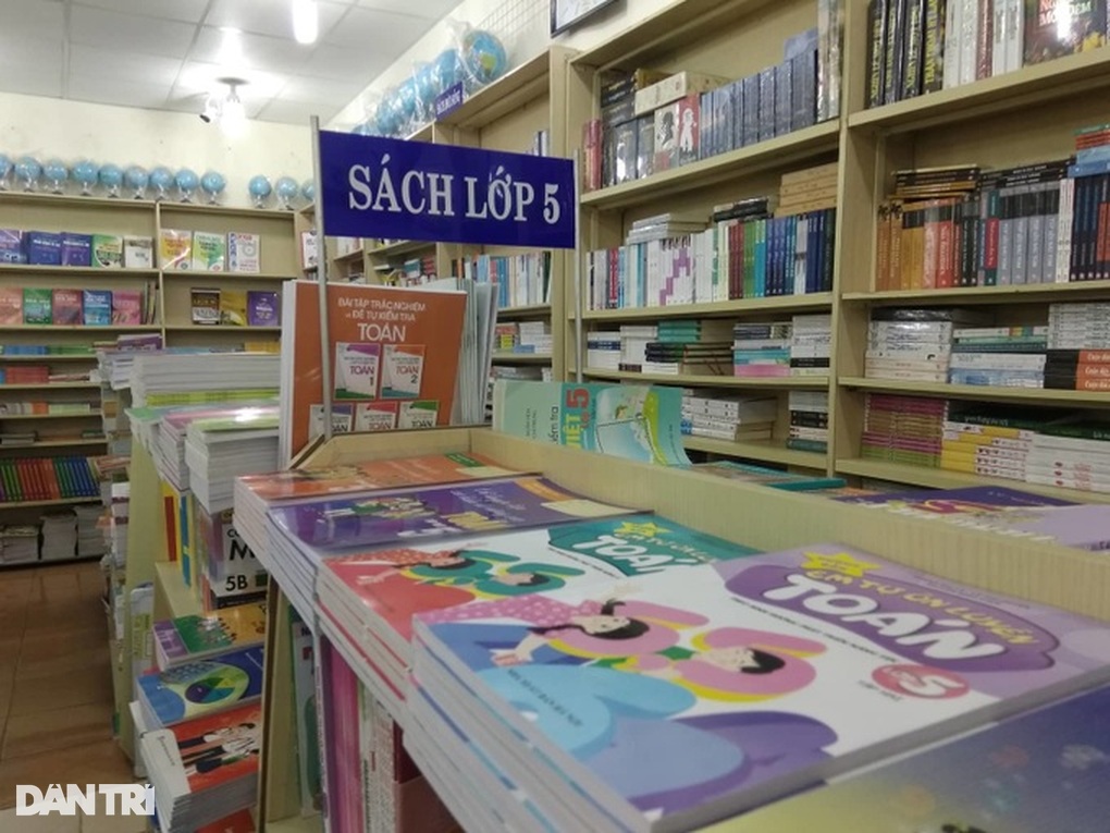 Vào học hơn nửa tháng, phụ huynh vẫn chật vật tìm mua sách giáo khoa - 1 Vào học hơn nửa tháng, phụ huynh vẫn chật vật tìm mua sách giáo khoa - 1