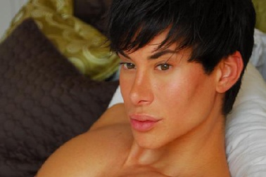 Chàng trai thực hiện 90 ca phẫu thuật làm đẹp