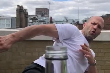Diễn viên phim "Người vận chuyển" Jason Statham tung cú đá bay nắp chai
