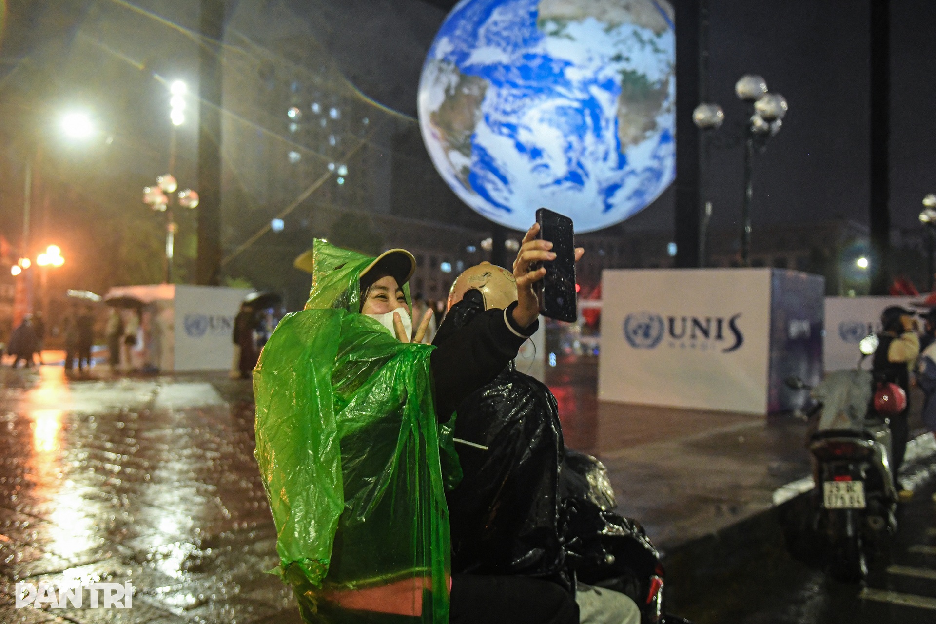 Giới trẻ đội mưa chiêm ngưỡng mô hình Trái Đất khổng lồ tại Hà Nội - 11