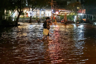 Ngập hơn 3 giờ vào chiều tối rằm Trung thu ở TPHCM