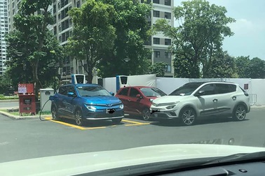 Bị chiếm chỗ sạc, ôtô điện chặn đầu xe xăng và hình ảnh gây "bão" trên mạng