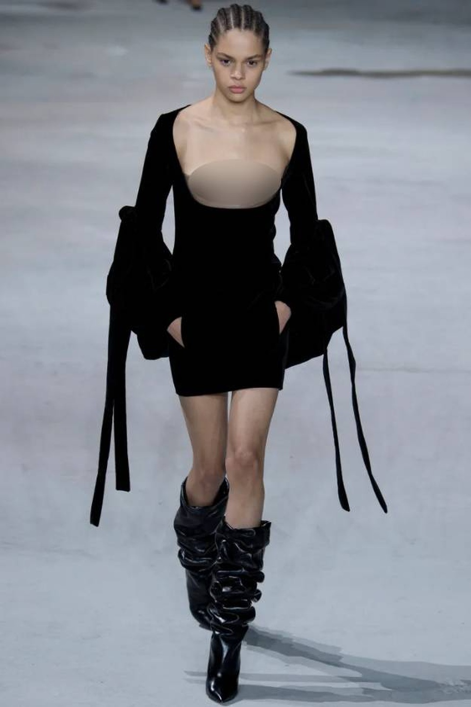 12 khoảnh khắc ngực trần gây chấn động sàn catwalk - 12 12 khoảnh khắc ngực trần gây chấn động sàn catwalk - 12
